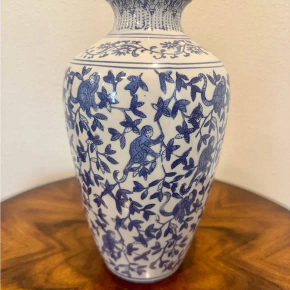 Vintage Chinese Chinoiserie Blue and White Porcelain Vase with Lotus / Monkey - Picture 4 of 8